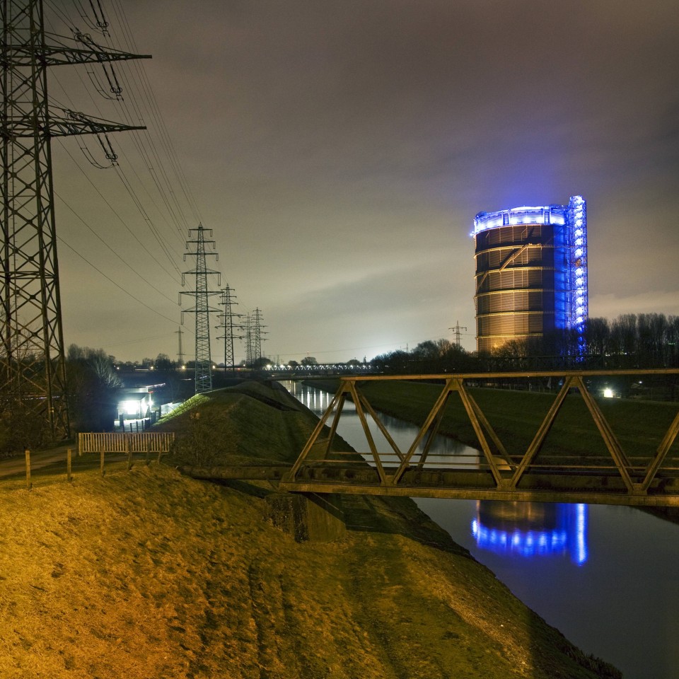 Wie bereits im März 2008 leuchtet das Gasometer blau. (Archivbild)