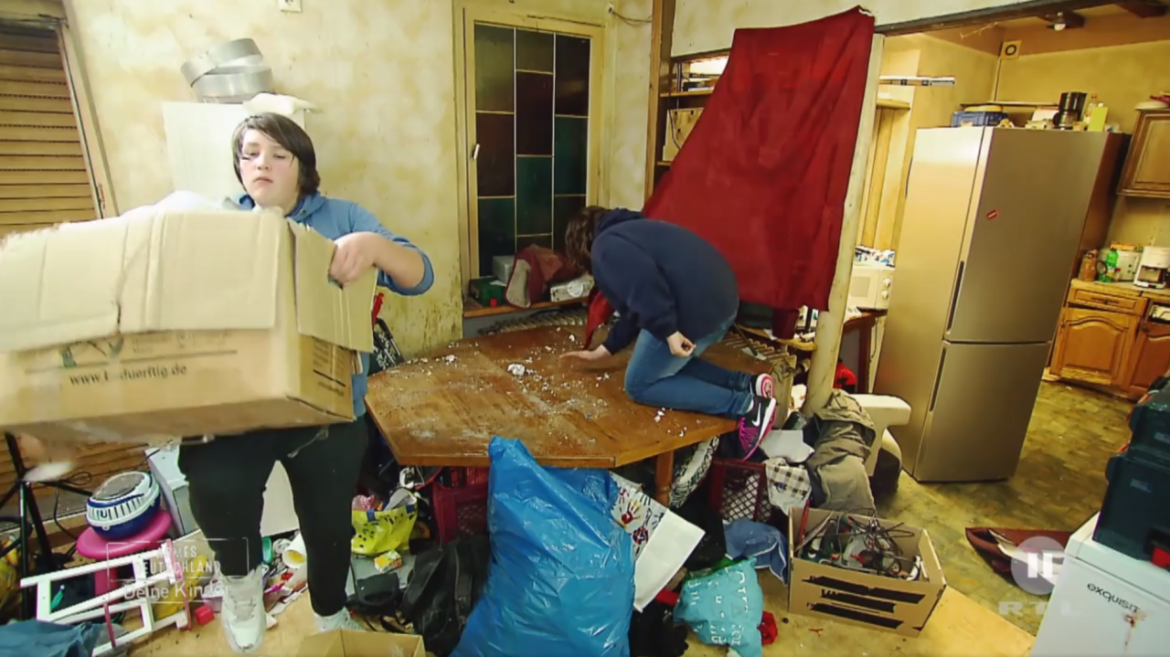 Markus und seine Schwester Laura versuchen Ordnung in das völlig verdreckte Zimmer zu bekommen.