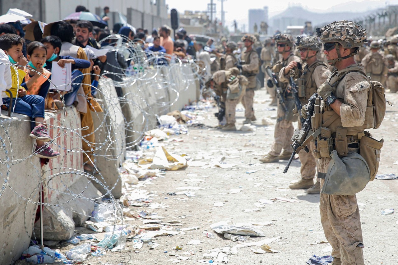 In Kabul versuchen immer noch Menschen am Flughafen in Todesangst aus dem Land zu flüchten.