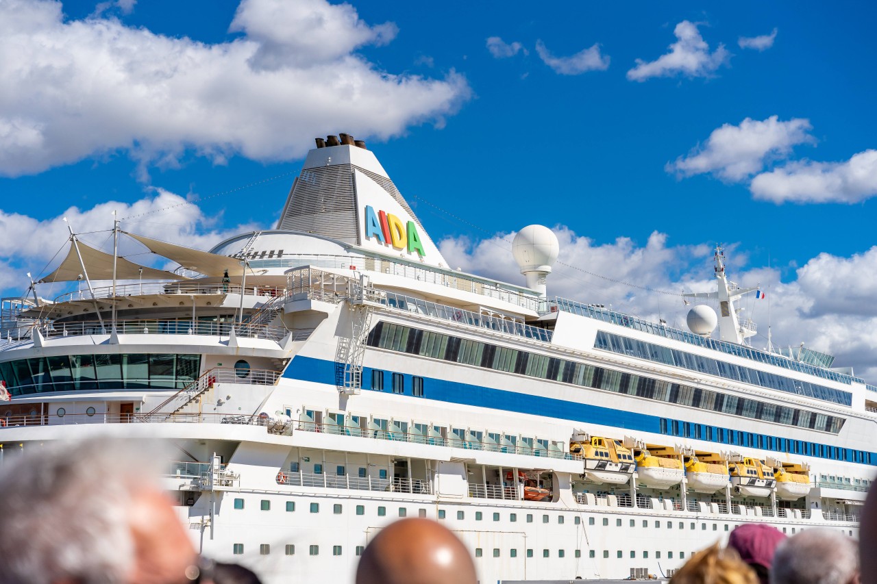 Das Kreuzfahrt-Schiff Aida Nova hängt im Hafen von Lissabon fest.