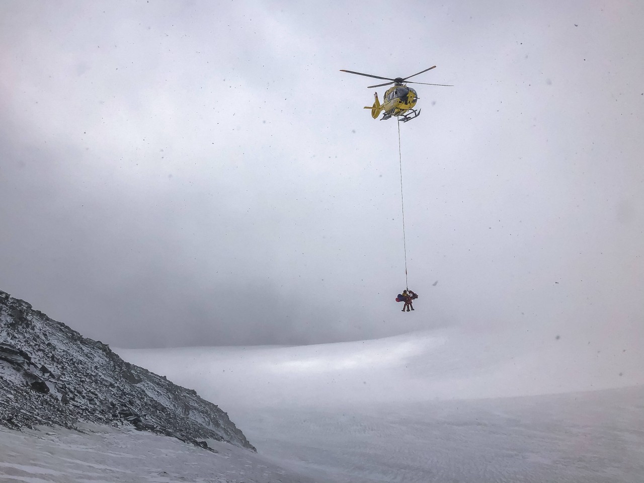 Bei einer Berg-Tour in den Alpen sind zwei junge Frauen aus Italien den eisigen Temperaturen zum Opfer gefallen. 