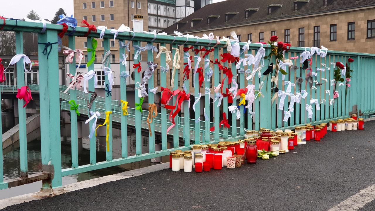 In Mülheim haben Bürger bei einer rührenden Trauerfeier um die Hündin getrauert, die  von der Schlossbrücke in die Ruhr geworfen wurde. 