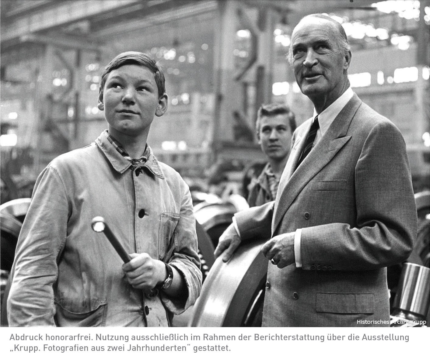 Alfried Krupp mit Lehrling Wolfgang Gronau in der Radsatzwerkstatt in Essen.