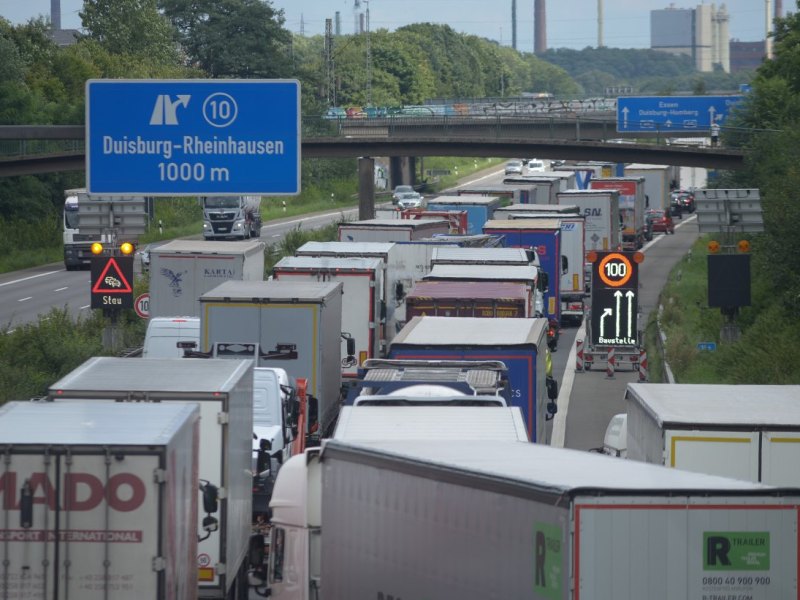 autobahn-stau.jpg