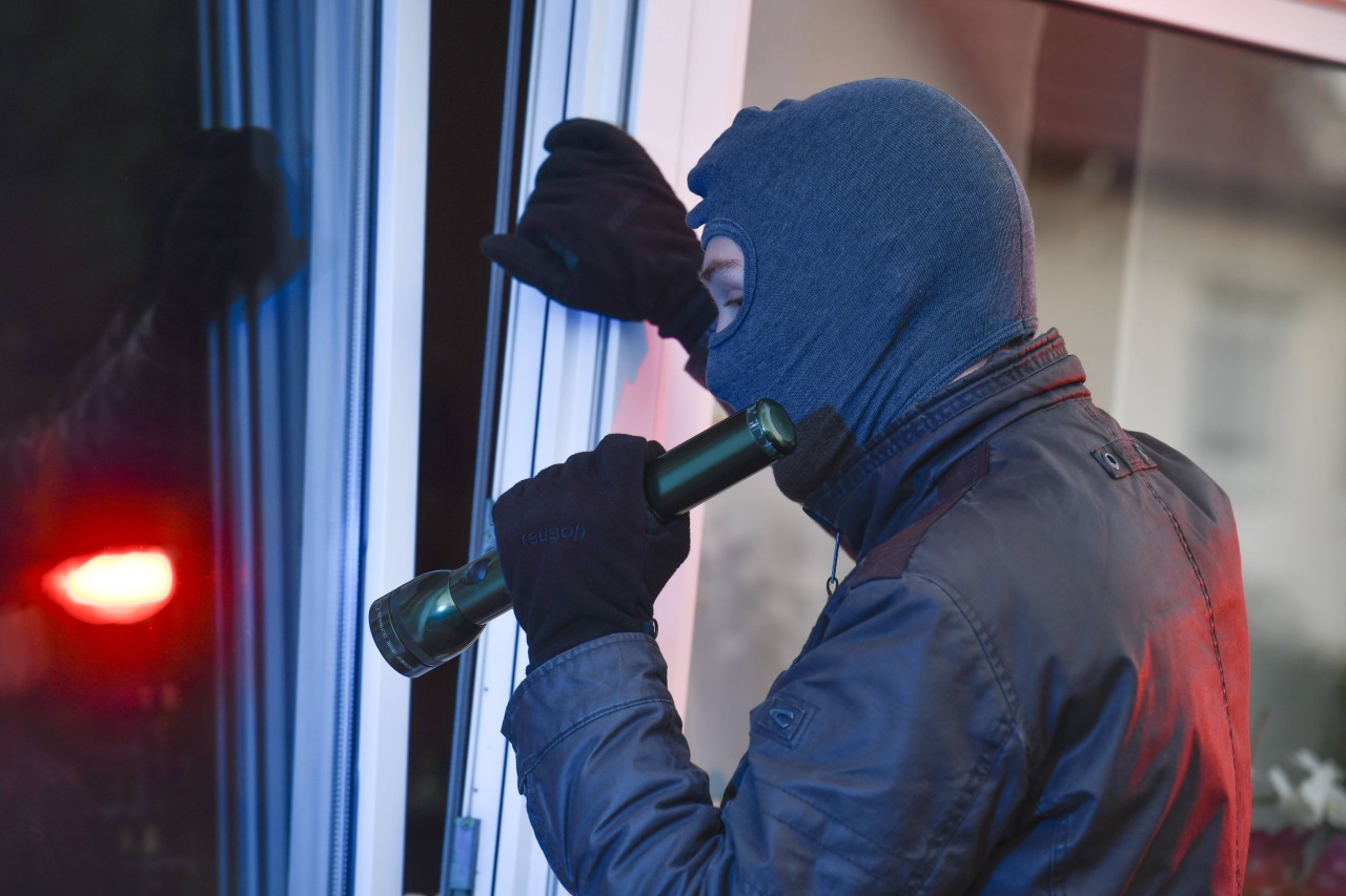 Die Polizistin soll in die Wohnungen von Verstorbenen eingebrochen sein. (Symbolbild)