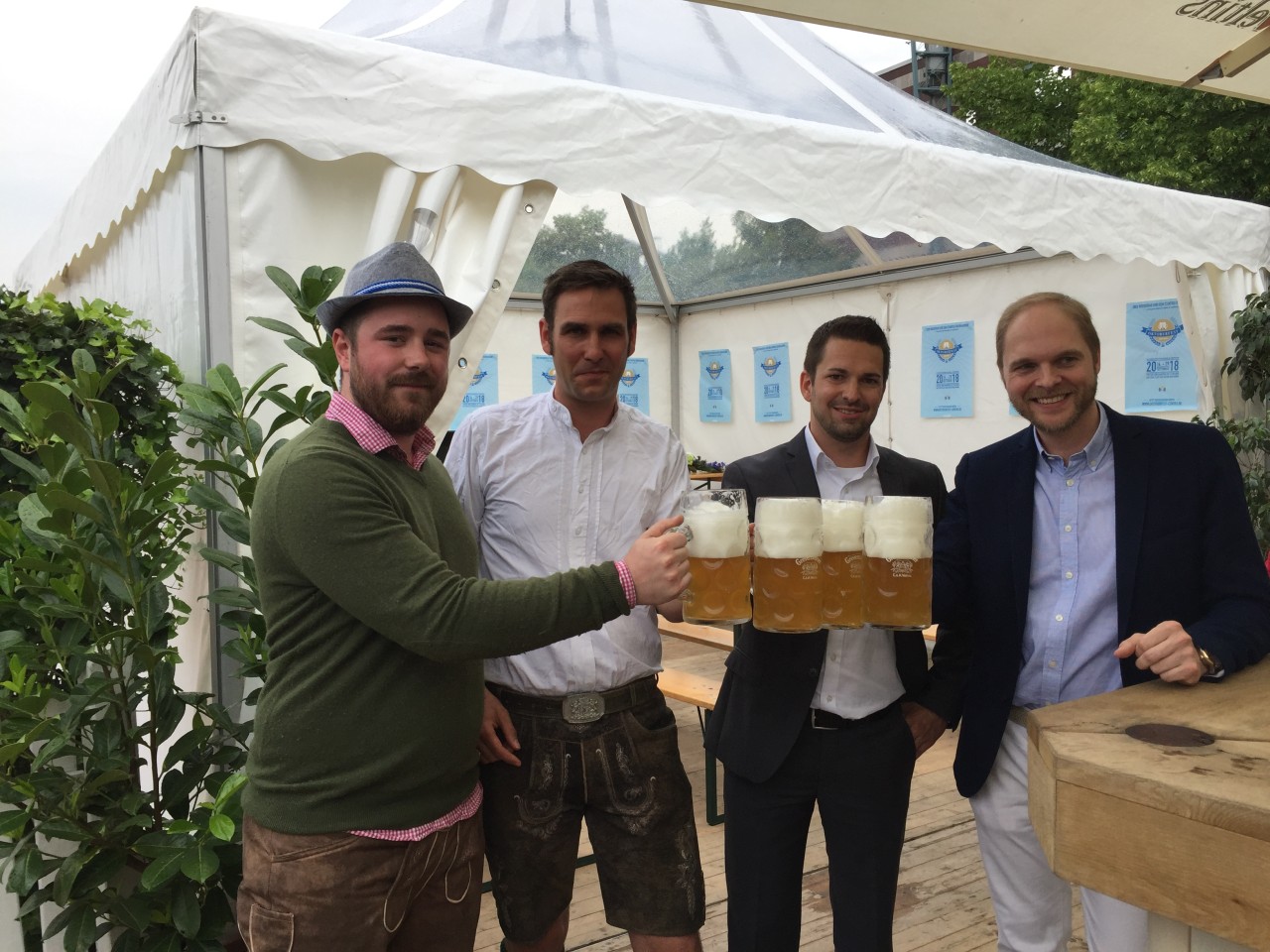 Bei der offiziellen Präsentation des neuen Oktoberfests wurde schon mal das Festbier getestet.