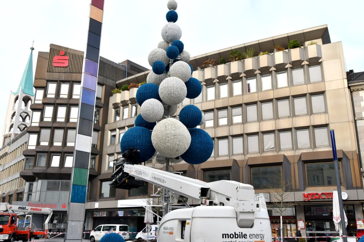 blau weißer Weihnachtsbaum.jpg