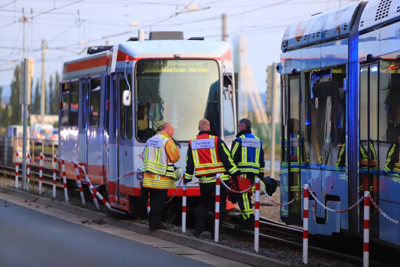 Zwei Straßenbahnen sind in Bochum zusammengestoßen und entgleist.