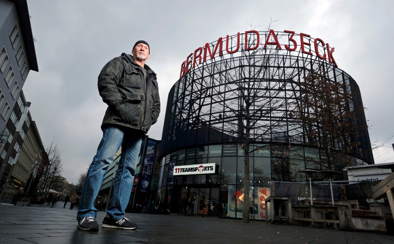 Wirt Helmut Schwalm sorgt sich um das Bermuda-Dreieck in Bochum.