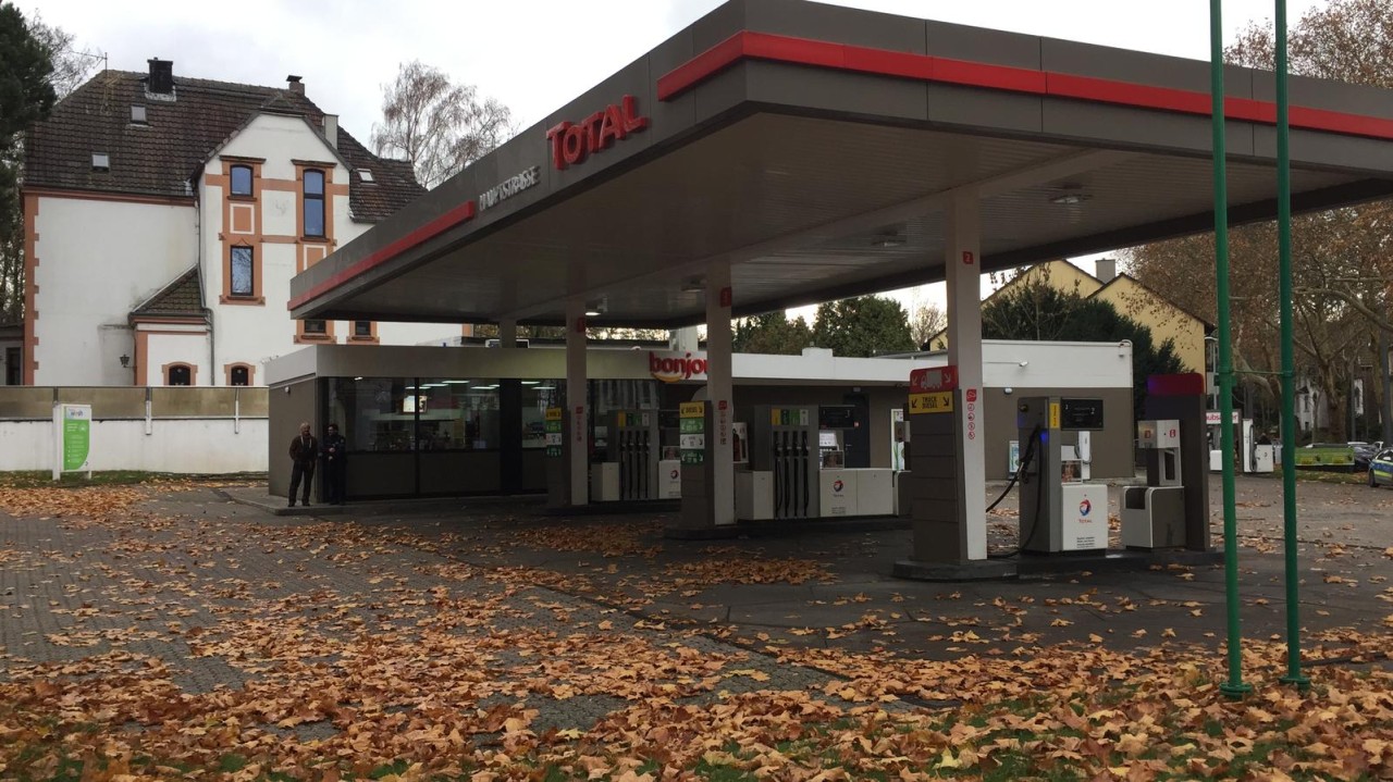 In dieser Tankstelle in Bochum-Langendreer nahm ein Mann am Montagmorgen eine Frau als Geisel.