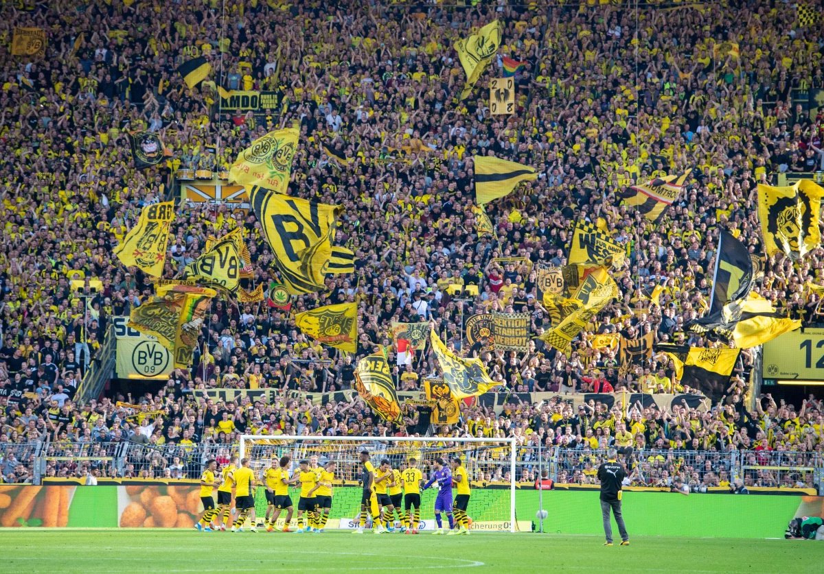 borussia-dortmund-fans.jpg