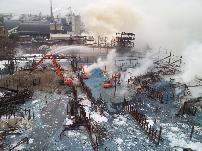 Die Nachlöscharbeiten bei der Düngemittelfirma im Krefelder
Hafen laufen. Die komplette Lagerhalle wurde ein Opfer der
Flammen. Aufnahme vom 27. September. 