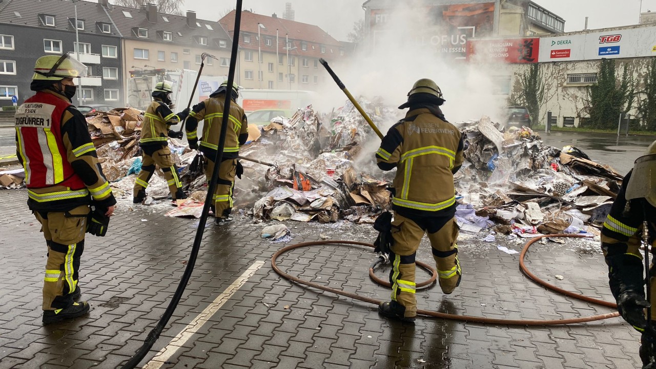 Müllwagen-Fahrer leert seinen brennenden Müll auf Waschstraße in Essen-Rüttenscheid.