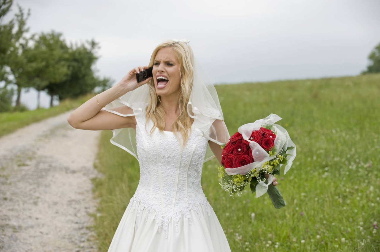 Die Braut at sich für ihre Hochzeit schön gemacht, nur ihr Bräutigam scheint andere Idden zu haben. (Symbolbild)