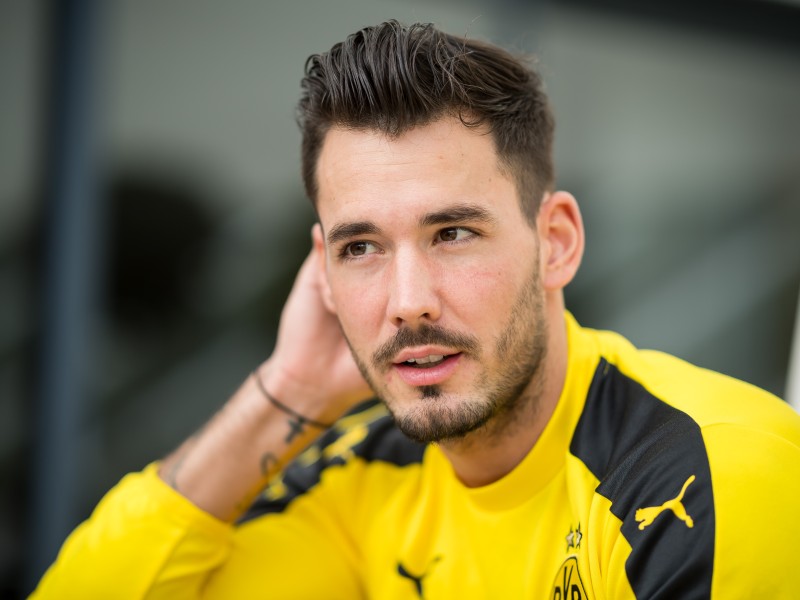 Roman Bürki spielt im aktuellen Kader des BVB. Und lässt die Frauen im Stadion nicht nur wegen seiner spielerischen Qualitäten aufseufzen.