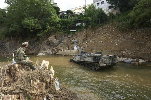 Unwetter in Deutschland: Mit einem Räumpanzer versuchen Bundeswehrsoldaten, einen abgerutschten Hang in Schuld (Rheinland-Pfalz) zu sichern. 