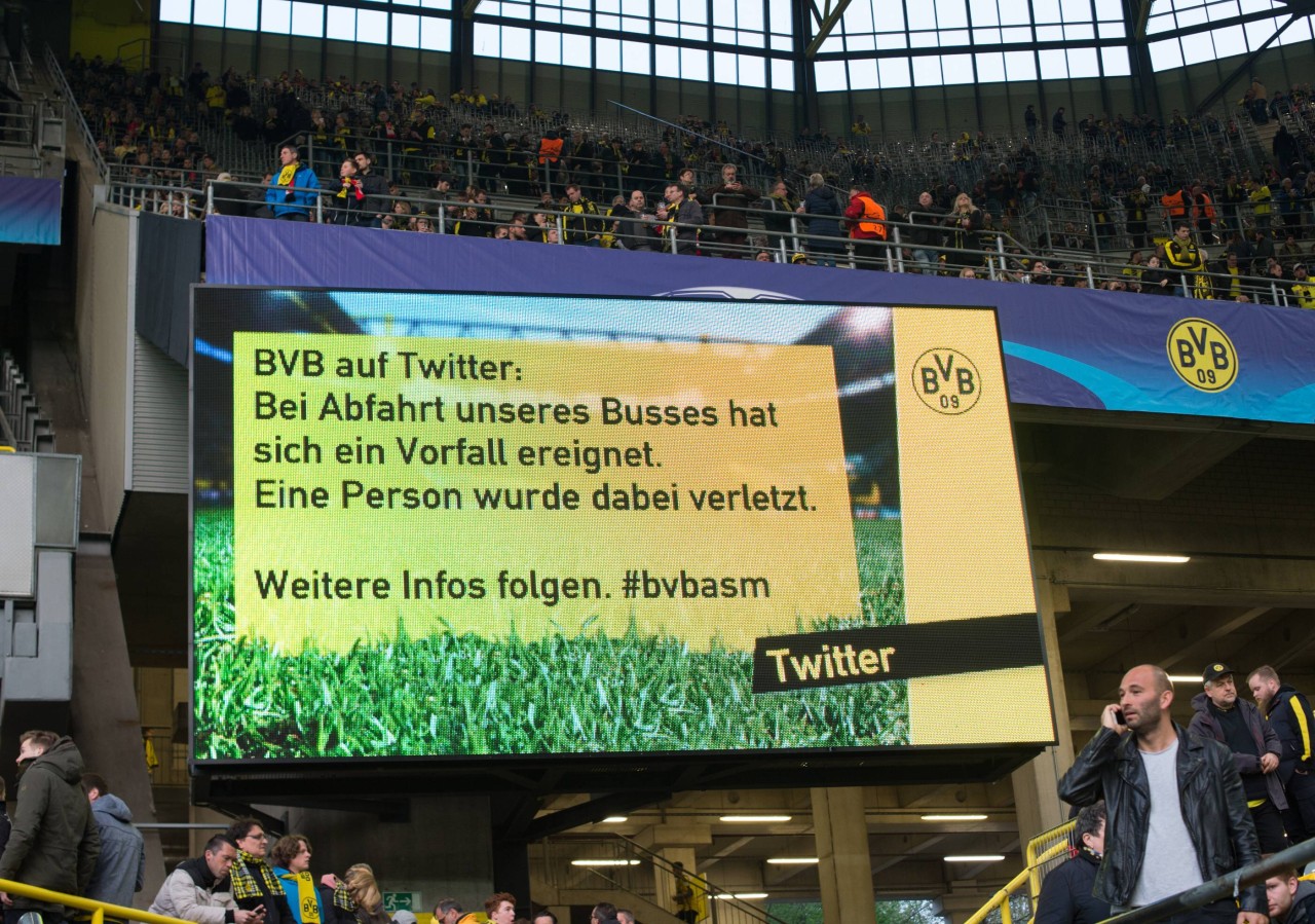 Die Stadionbesucher wurden zunächst über die Videoleinwand informiert.