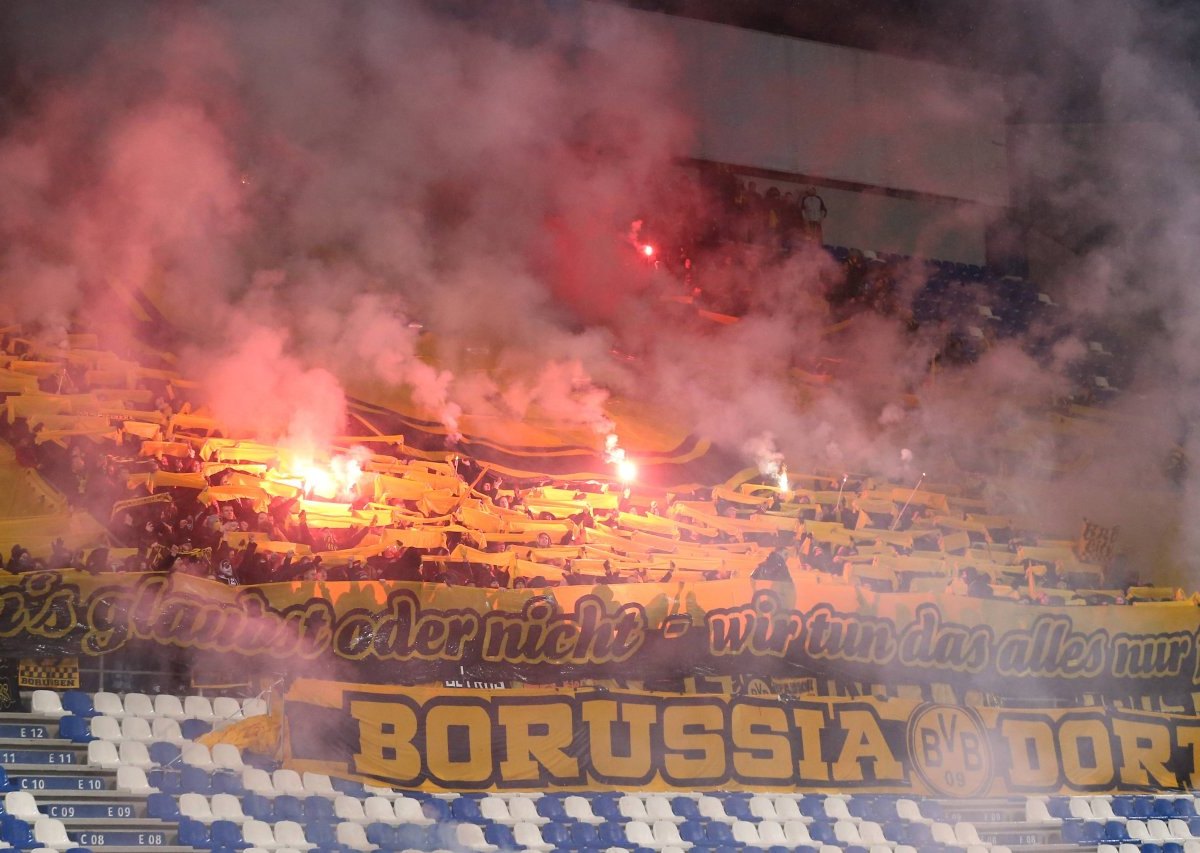 bvb-bergamo-choreo-pyro.jpg