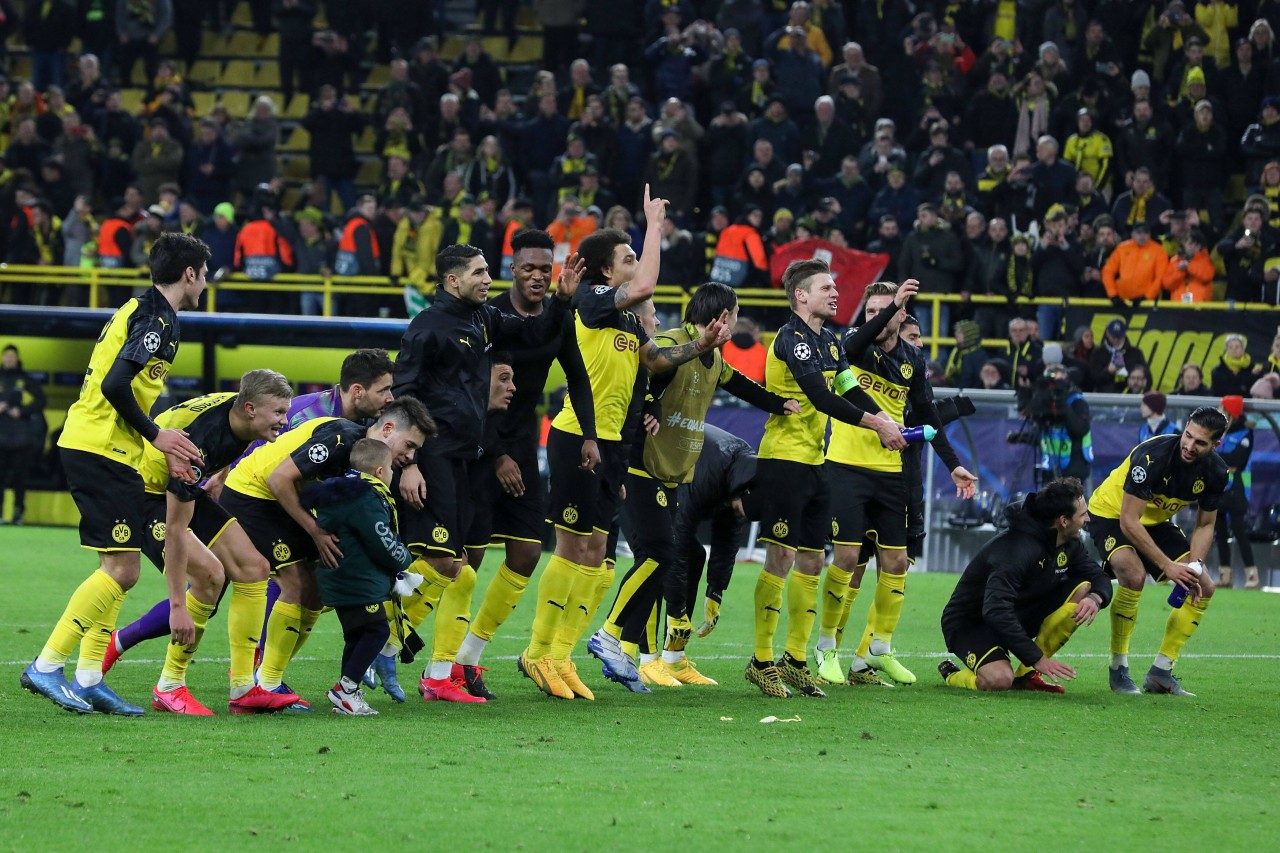 Die Spieler des BVB feierten nach Abpfiff ausgelassen mit den Fans.