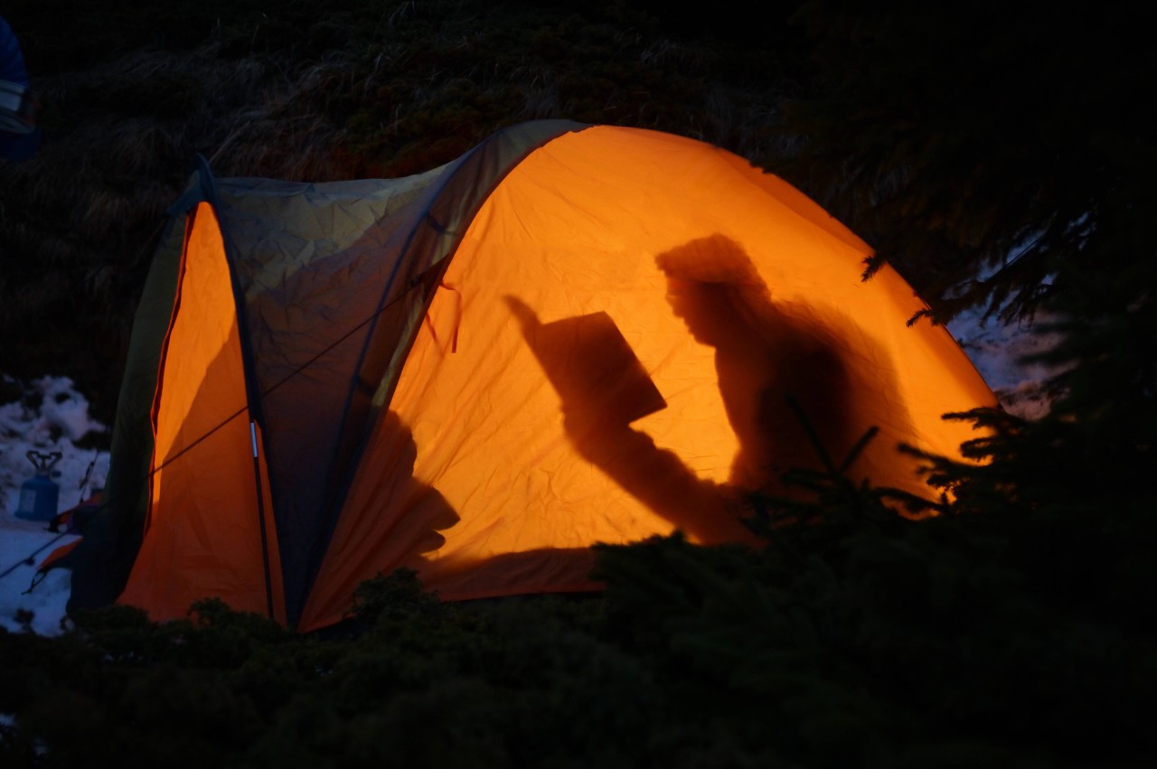 Camping: Eine Frau hat etwas Gruseliges gehört.