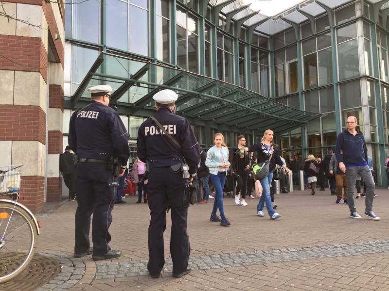 Am späten Samstagnachmittag verstärkte die Polizei ihre Präsenz am Centro in Oberhausen.