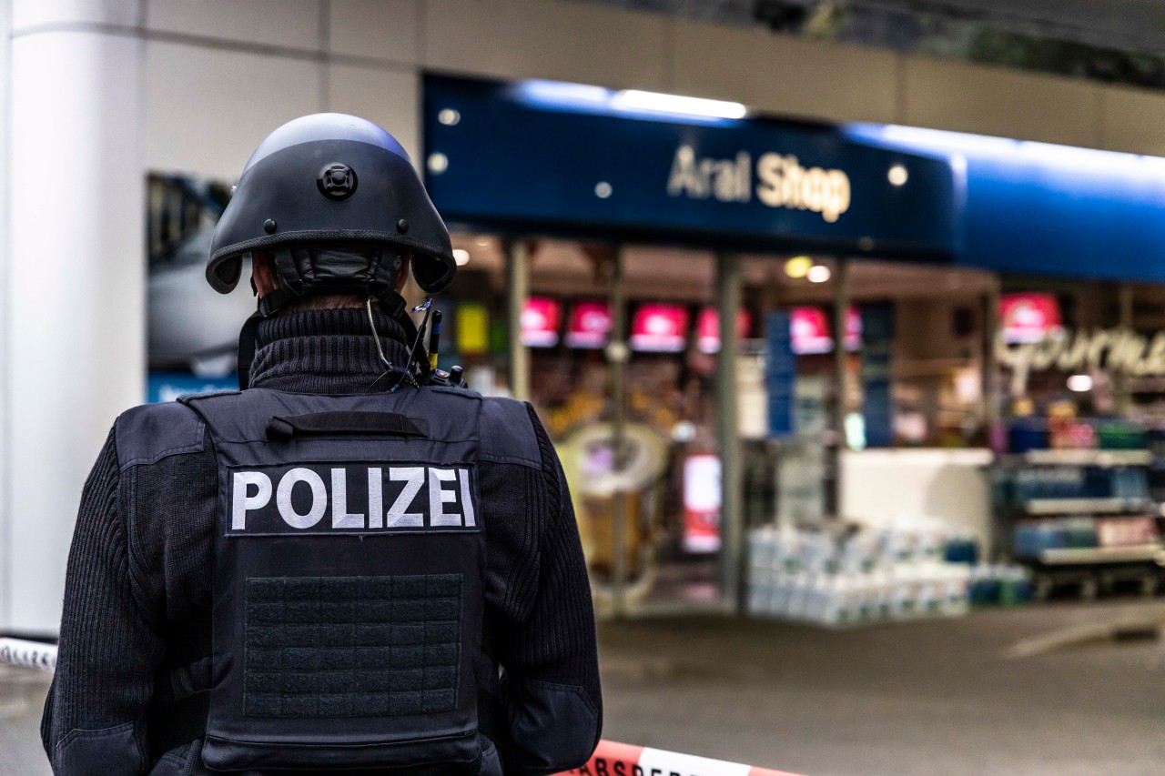 Corona: Die Polizei ermittelt nach einer grausamen Tat in einer Tankstelle.