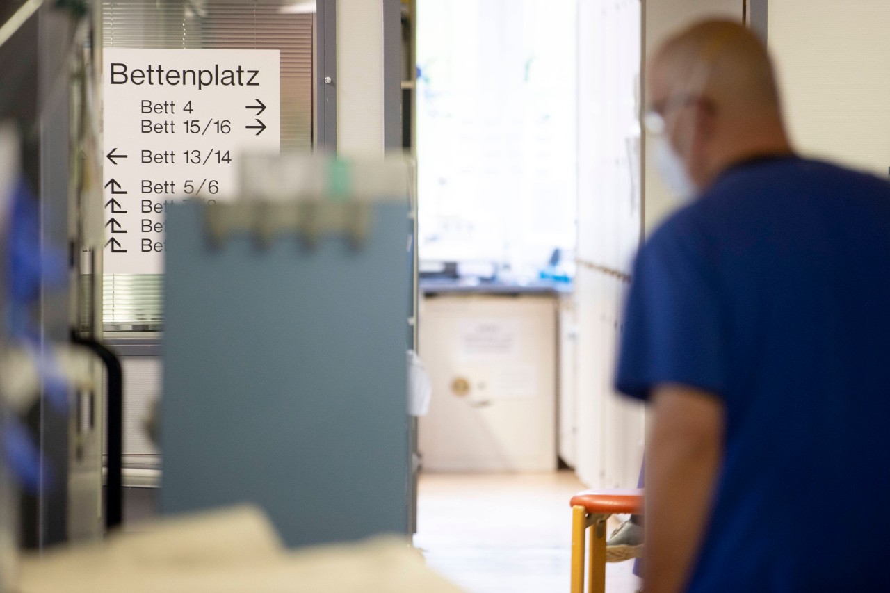 Corona in NRW: Ein Arzt aus Köln hat schon viele schlimme Schicksale während der Pandemie mitbekommen. Doch manche Aussagen von seinen Patienten kann er einfach gar nicht fassen. (Symbolfoto)