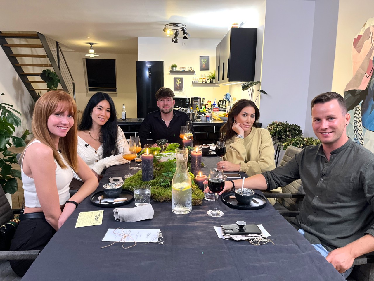 Können Influencer ihr Essen nur fotografieren, oder auch selbst passabel kochen? Dieser Frage geht "Das perfekte Dinner" aktuell nach. V.l.: Sandra, Ngoc, Gastgeber Ceddo, Seyda, Horst