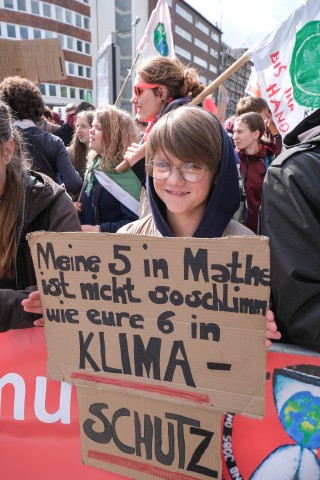 „Meine 5 in Mathe ist nicht so schlimm wie eure 6 in Klimaschutz“, stand auf einem Banner bei der „Fridays for Future“-Demo in Essen.