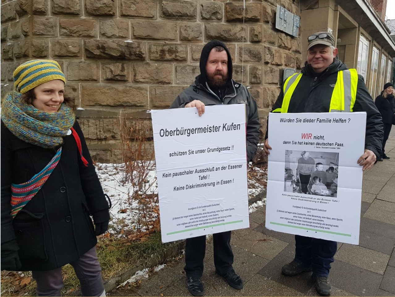 Den Demonstranten ging es nicht darum ein Zeichen gegen die Essener Tafel zu setzen. Ihr Feindbild: OB Thomas Kufen: „Schützen Sie unser Grundgesetz.“