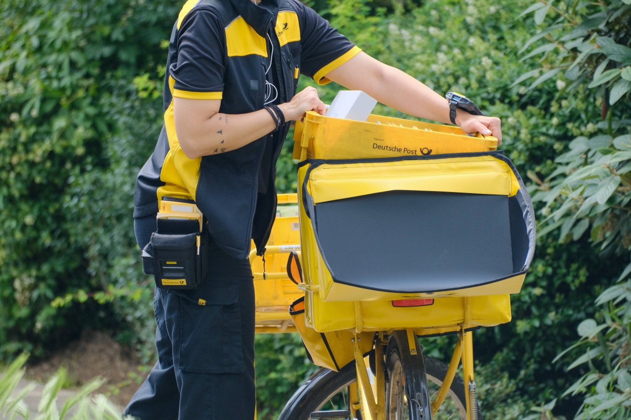 Deutsche Post: Ein Postbote bei seiner Arbeit. (Symbolbild)