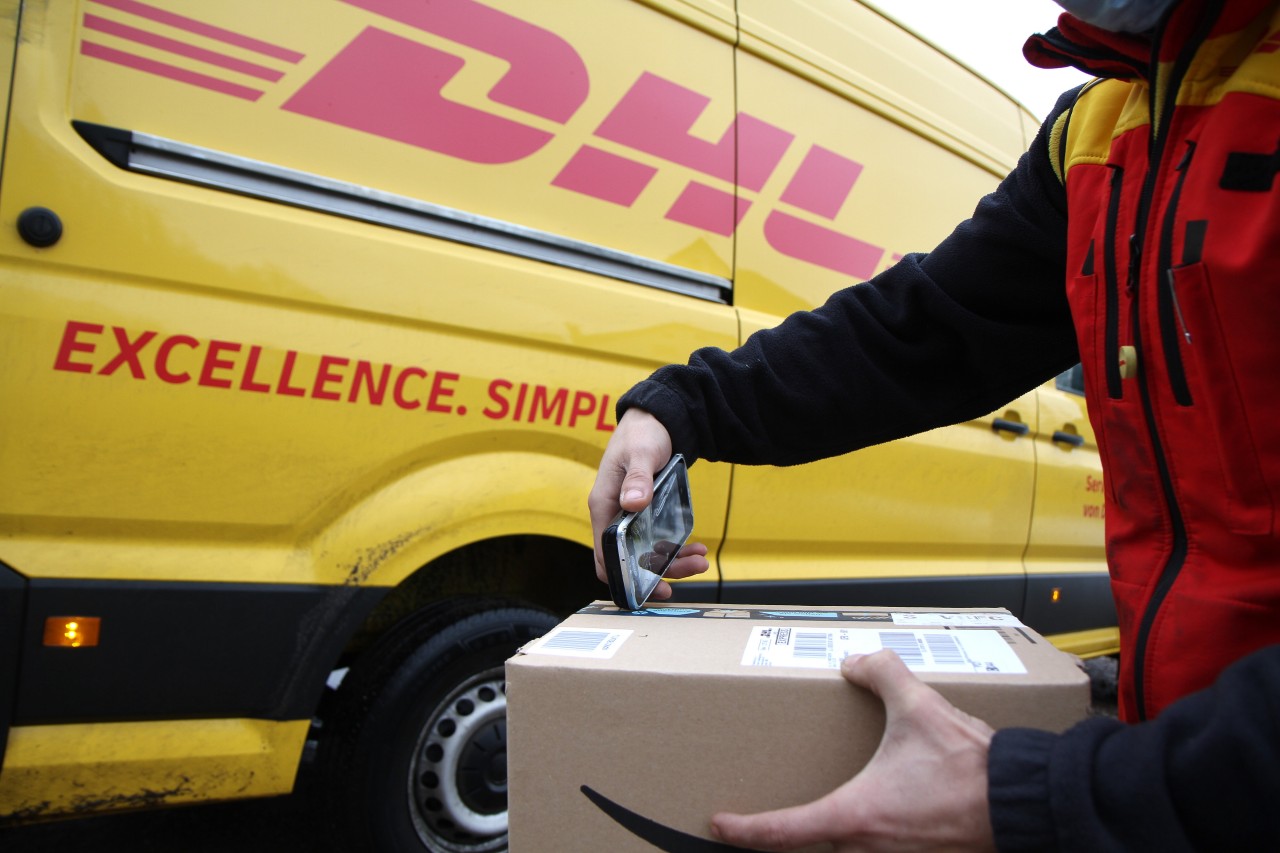 Große Änderung bei DHL! Der Paketdienst hat große Pläne. Doch was bedeutet das für die Kunden? (Symbolbild) 