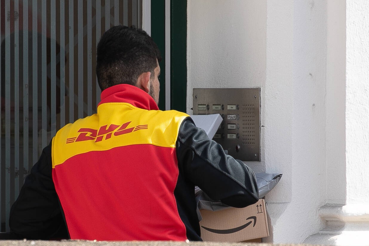 Kunden von DHL mussten zuletzt häufiger ein eigenartiges Phänomen beobachten, als sie ihre Lieferungen erwarteten. (Symbolbild)