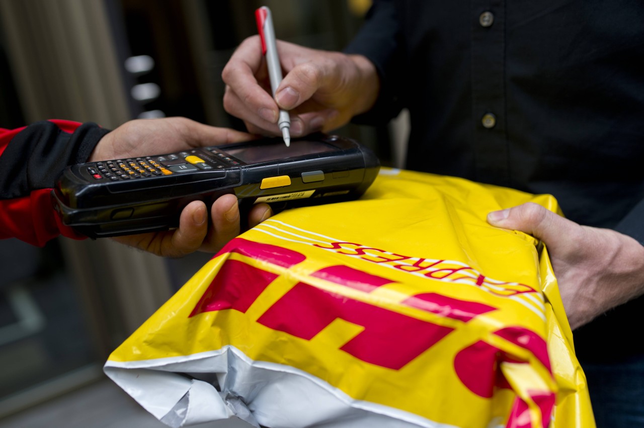 Wer bei DHL zu Unrecht Zoll-Gebühren zahlen musste, kann sich dagegen wehren.