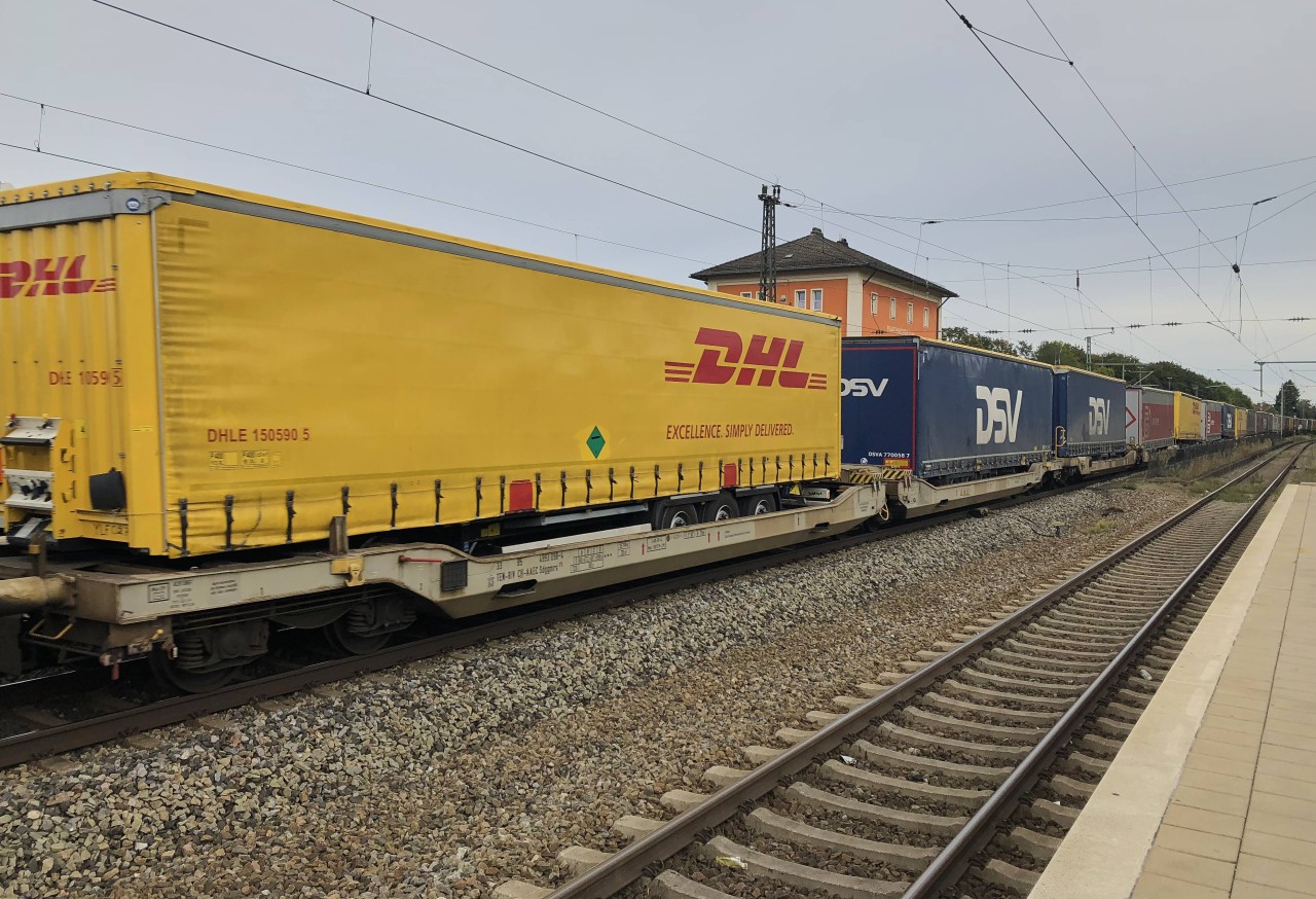 DHL will mehr Pakete über die Schiene von A nach B bringen. (Archiv)