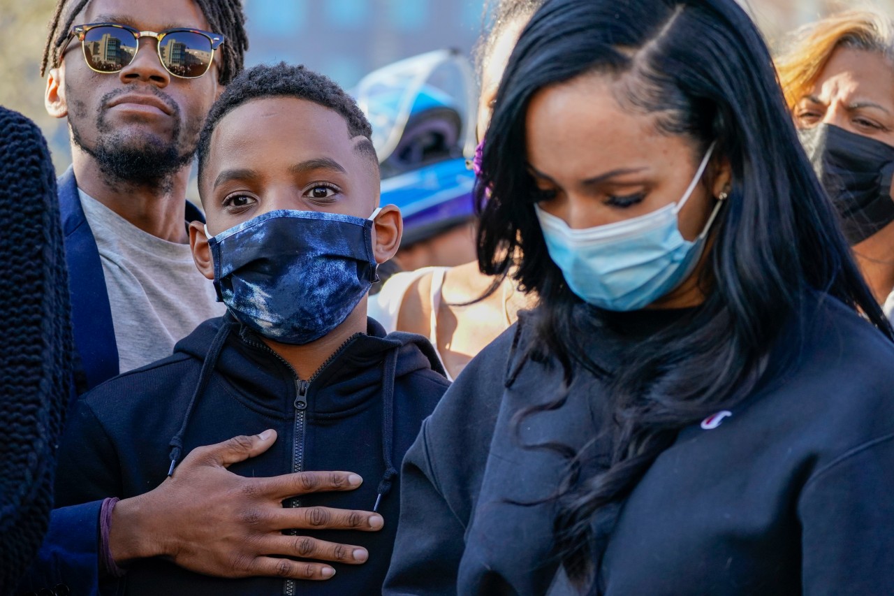 Einer von DMXs Söhnen wurde von Freunden und Familienmitgliedern zur Gebetswache vor dem 'White Plains Hospital' begleitet.