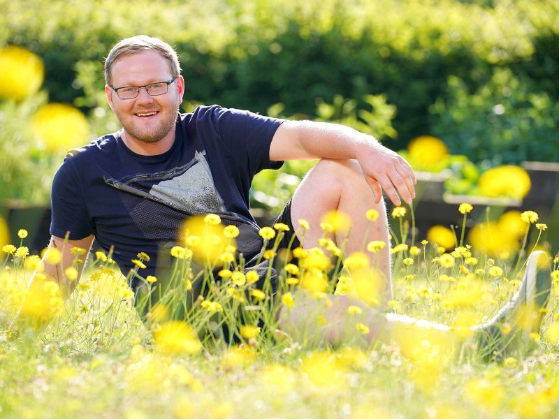 Matthias (23) kommt aus Lechtal in Schwaben (Bayern) und lebt mit seinen Eltern, seiner Schwester und seiner Oma auf dem Hof. Er wird einmal den elterlichen Betrieb übernehmen. In seiner Freizeit ist der Jungbauer begeisterter Bergsteiger: „Ich bin keine Sportskanone, aber ich komm schon rauf!“