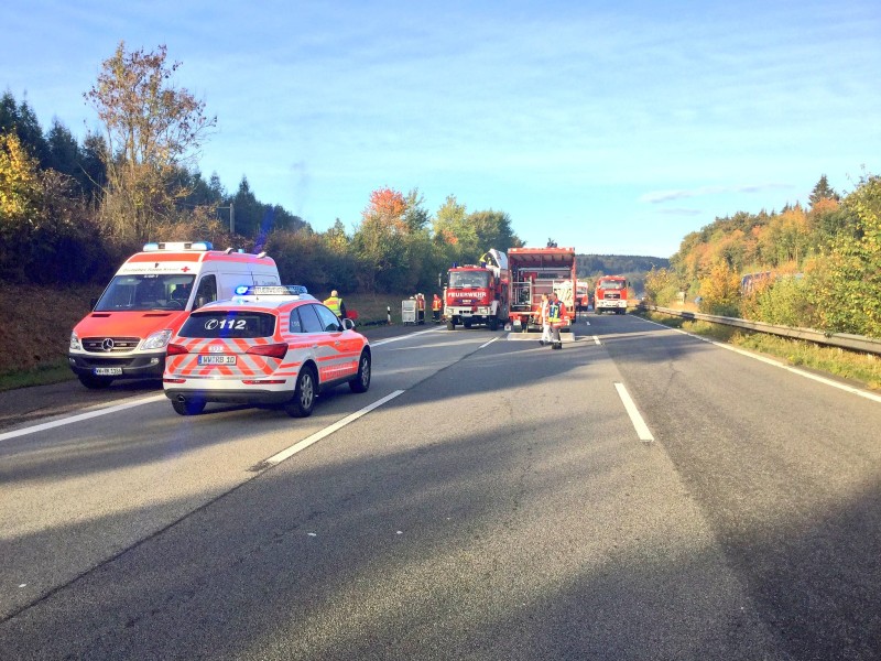 Für Bergungs- und Löscharbeiten wurde die Autobahn 3 gesperrt.