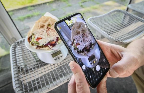 Sein Erkennungsmerkmal: Bei Instagram ist Robert aus Essen für seine Fotos von der Dönertasche auf der Waage bekannt. 