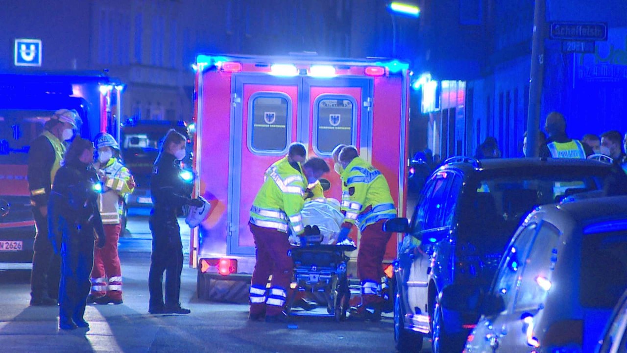 Dortmund: Die Feuerwehr musste am Samstagabend zwei Verletzte ins Krankenhaus transportieren. 
