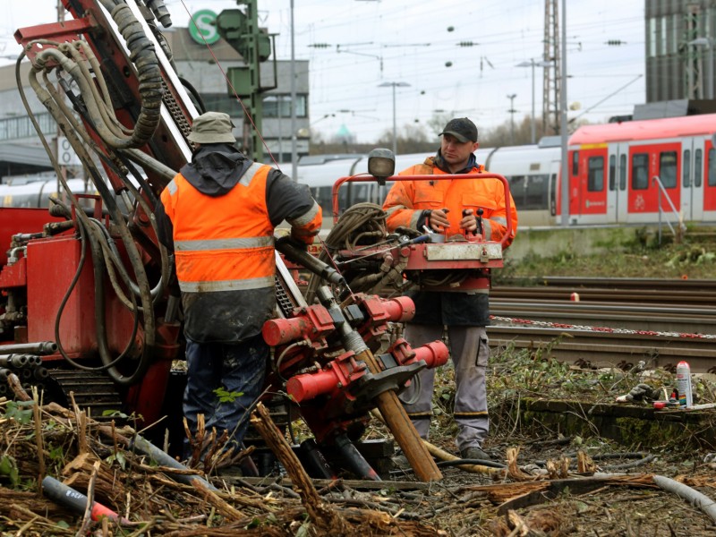 Am Montag, 25. November, teilten die Bezirksregierung Arnsberg und die Deutsche Bahn mit, dass die Erkundungsbohrungen und die Verfüllung der Hohlräume mindestens bis Ende Dezember 2013 laufen werden. 