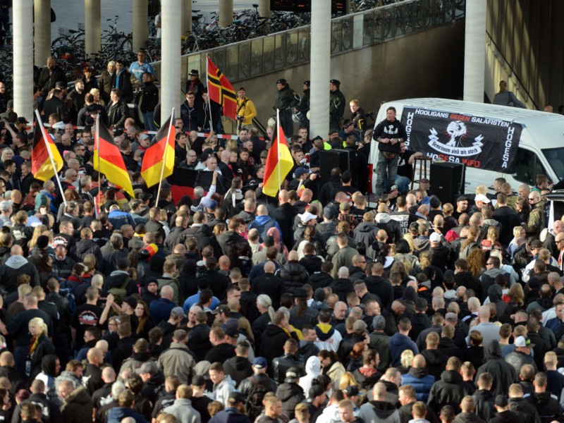 Bei einer Hooligan-Demo gegen Salafisten in Köln ist es zu schweren Ausschreitungen gekommen. 