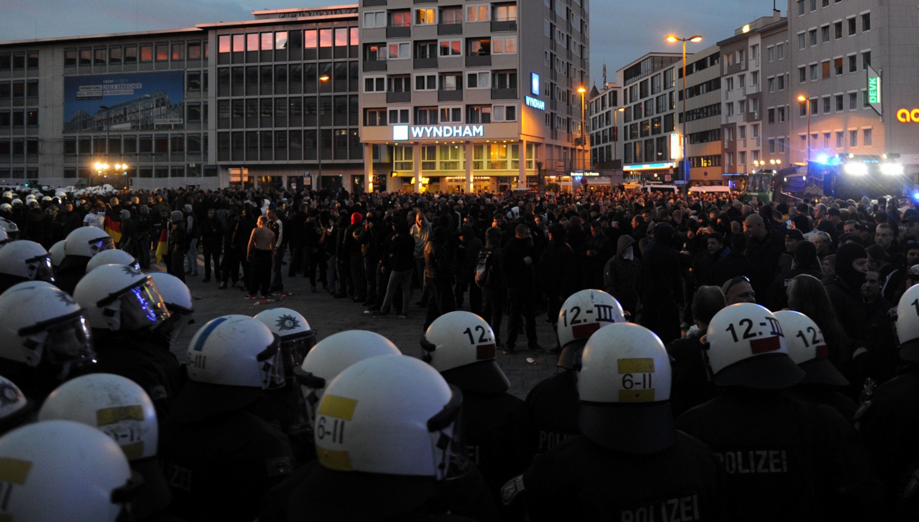 Bei einer Hooligan-Demo gegen Salafisten in Köln ist es zu schweren Ausschreitungen gekommen. 