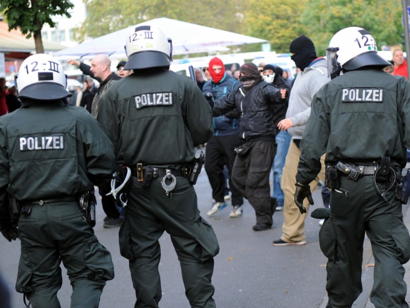 Bei einer Hooligan-Demo gegen Salafisten in Köln ist es zu schweren Ausschreitungen gekommen. 