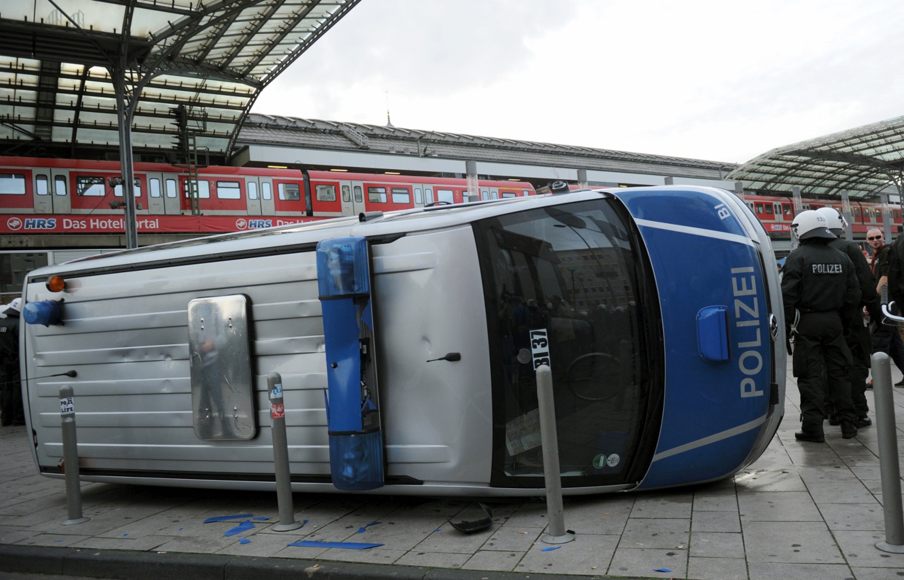 Bei einer Hooligan-Demo gegen Salafisten in Köln ist es zu schweren Ausschreitungen gekommen. 