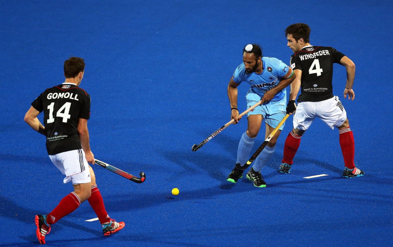 Lukas Windfeder (r.) im Dress der deutschen Nationalmannschaft bei der Champions Trophy im Dezember 2014. (Foto: dpa)