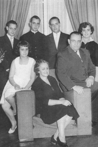 Seit seinem Amtsantritt hat Franziskus bei vielen Katholiken Hoffnungen geweckt. Dieses Schwarzweiß-Foto zeigt den jungen Argentinier Jorge Mario Bergoglio (hintere Reihe, 2. v.li.) mit Familienangehörigen in Buenos Aires. 