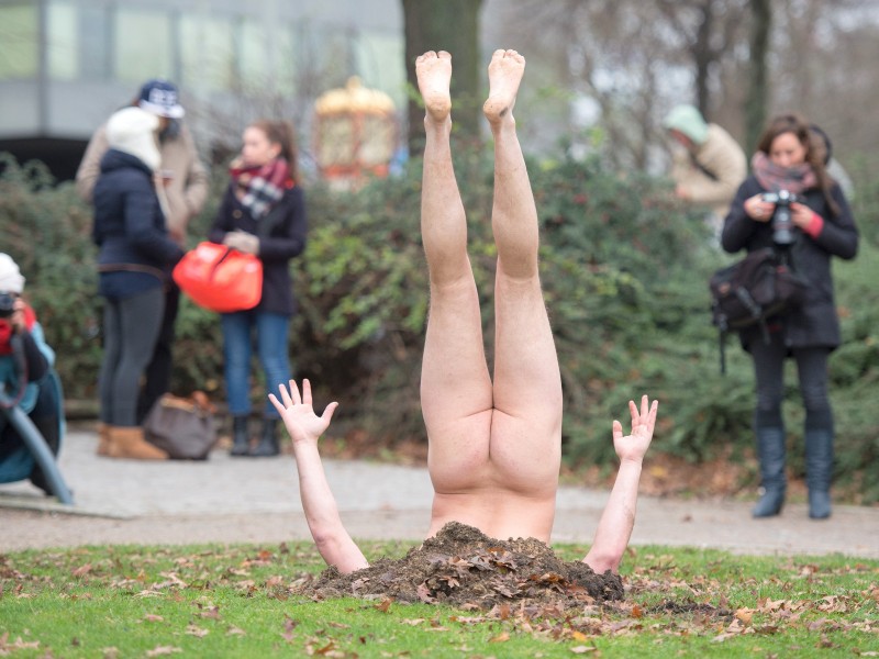 Für das Projekt hat sich Kuzkin schon an zahlreichen Orten nackt eingraben lassen, Ende 2015 auch an der Binnenalster in Hamburg. Auch in der Antarktis stand er schon unbekleidet und kopfüber im frostigen Boden. Er wollte damit auf den Schutz der Umwelt aufmerksam machen. 