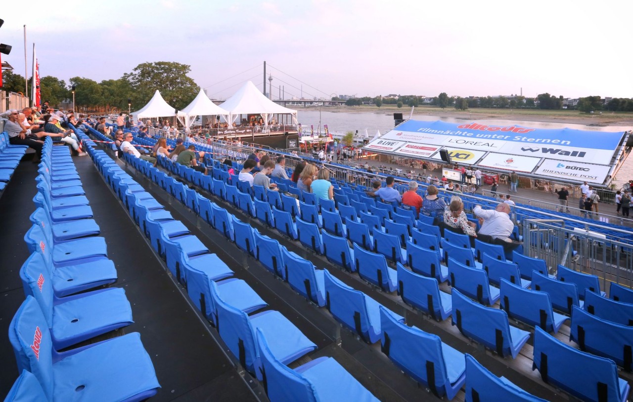 In Düsseldorf kannst du beim alltours-Kino den Blick auf den Rhein genießen.