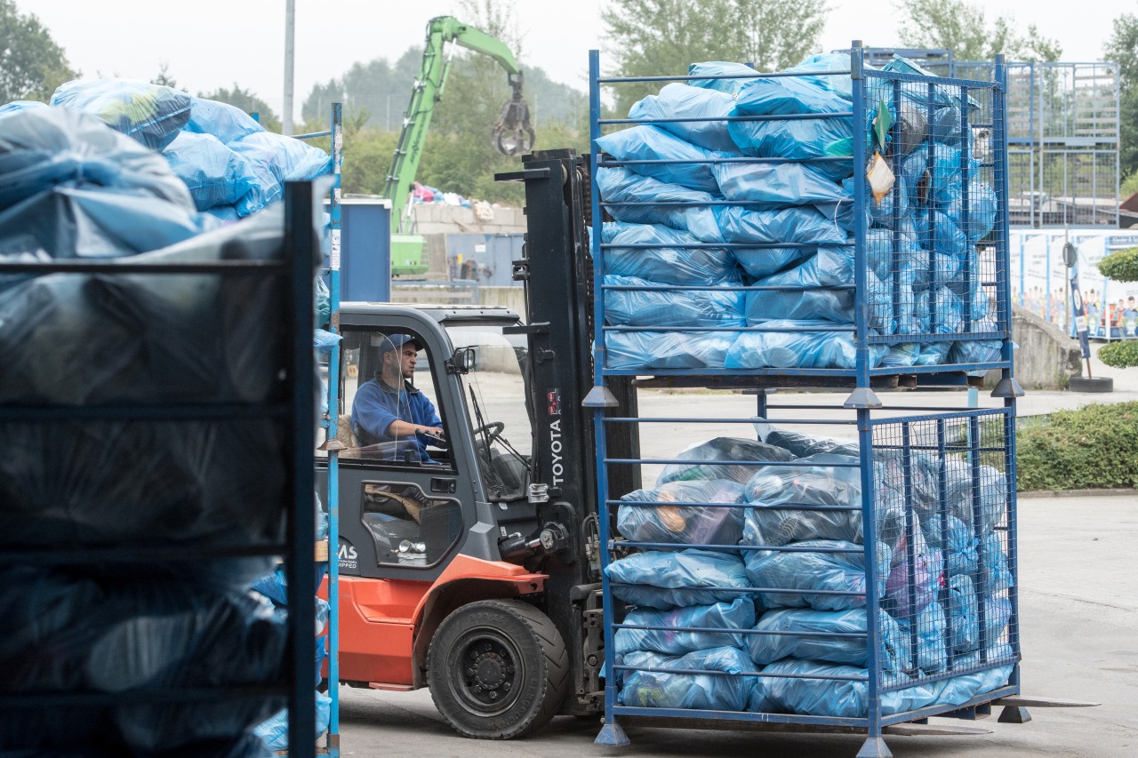 Das tote Baby wurde erst in Polen in einem Altkleider-Container entdeckt.